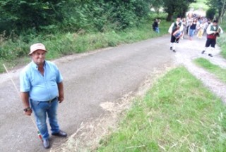 Pedro Ortiz, esperando la llegada de la procesin al Santuario, en una imagen del ao 2017. | Foto: EL ECO, Archivo