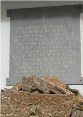 La placa del prtico, en la pasada Navidad, con parte del Beln delante. / Foto:Jos Antonio Martnez Rozas.