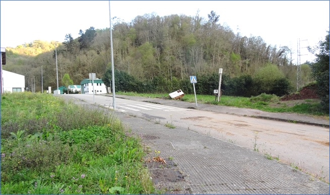 Zona del Parque Empresarial con la parcela (a la derecha, con tierra amontonada) en la que se ubicar la proyectada nave. / EL ECO