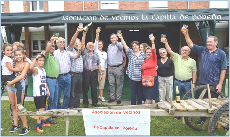 En la foto, a la izquierda de Alejandro (en el centro), el Peque (ex trabajador de la Hostera de Torazo).