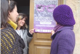 Marina Milla, Susana Taravillo y Mara  Rodrguez, el pasado lunes, comentando ante el cartel que anuncia las jornadas en la puerta del edificio Consistorial cabrans./ Foto: EL ECO