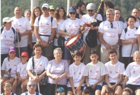 Familiares de Cesreo Meana, con su madre Teresa a la cabeza, entre el centenar de participantes./ Foto: EL ECO