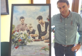 Santos Monestina, con el cuadro del cartel, del que es autor./ EL ECO
