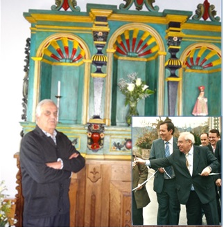 Luis Horacio, ante su obra, en la Capilla de Los Villares. / EL ECO