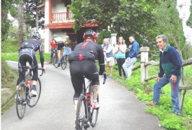 Ciclistas subiendo a Carabau