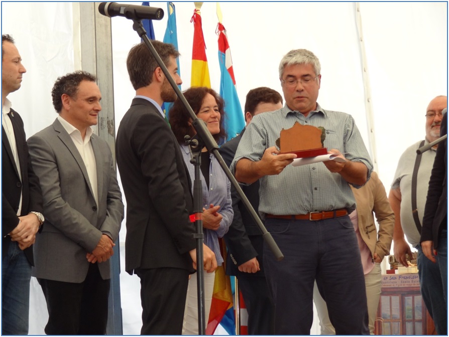 Jaime Izquierdo Vallina, con su folios, recibiendo un obsequio municipal, tras la lectura de los mismos./ Foto: EL ECO