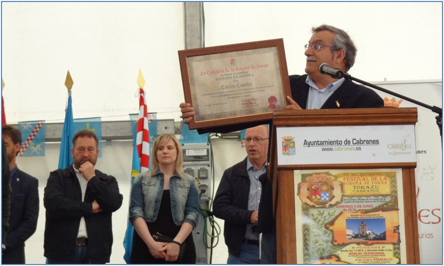 El pregonero exhibe uno de los regalos que recibi al final: El ttulo de Cofrade de Honor (de una Cofrada, de la Boroa, an en ciernes)./ Foto: ECO.