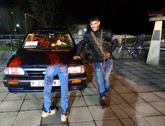 Manuel Lloris ante su coche ganador del Premio al coche terrorfico