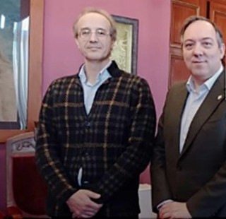 Andr�s �lvarez y Alejandro Vega posaban para la Prensa el 5 de febrero en el sal�n de Plenos del Ayuntamiento de Villaviciosa.