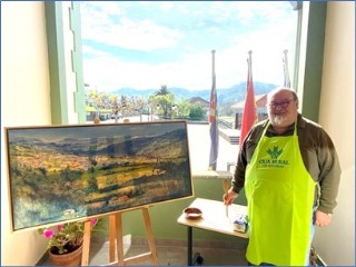 Foto: Laureano Corrales Prez (Presidente de la Cofrada), con el mandil, el arroz, la cazuela y el cuadro.