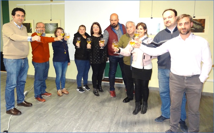 Al trmino de esta primera Sesin de 2020 los nueve miembros de la Corporacin Municipal brindaron por la buena ejecutoria de este recin estrenado ejercicio, y por la prosperidad, extensible a todos los cabraneses. En la imagen, de izquierda a derecha, J