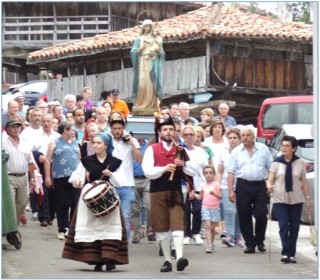 Otro momento de la procesin hasta la Capilla de Arboleya