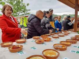 Gente probando el Arroz con Leche en el Festival del a�o pasado