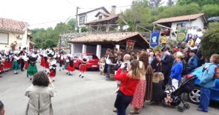 Imagen del grupo folclorico por las calles de Santa Eulalia
