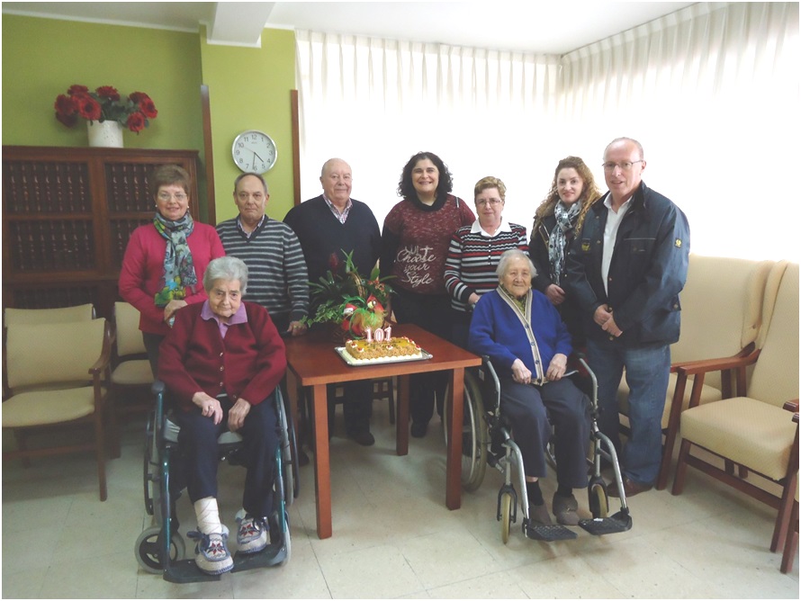 En primer trmino, Elvira (a la izquierda) y Pura (a la derecha), y por detrs de ellas, de izquierda a derecha, Pepina Majo, Valentn Arprez, Francisco Majo, Natalia Lpez Cipriano, Rosa Mara Daz, Maite Vitienes Garca y Jos Manuel Llera Muo./ Fo