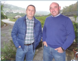 Gonzalo (entrante) y Maximino (saliente), fotografiados el mircoles en Casa del Ro, tras su cambio de impresiones en El Llano para preparar el traspaso./ECO