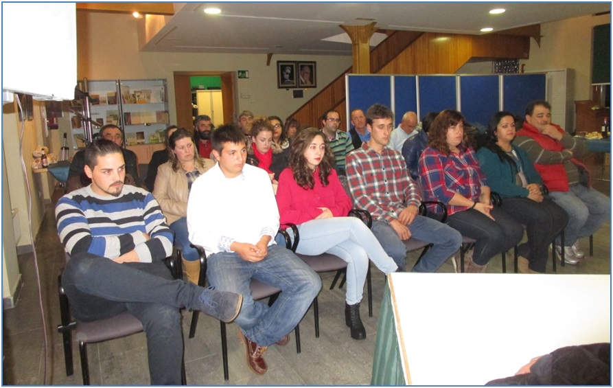 Voluntarios y familiares durante las pasadas Navidades, en la Casa de Cultura.