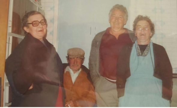 Raquel, a la derecha, junto a su marido �ngel; y a la izquierda, sus hermanos Teresa y Lolo, en una imagen de la d�cada de los ochenta.