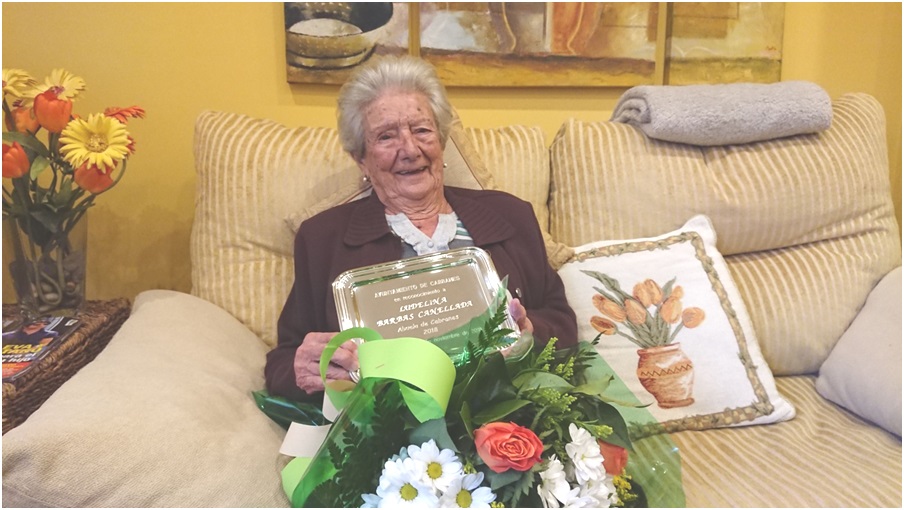 Laudelina Barbas con la placa de reconocimiento de abuela de Cabranes