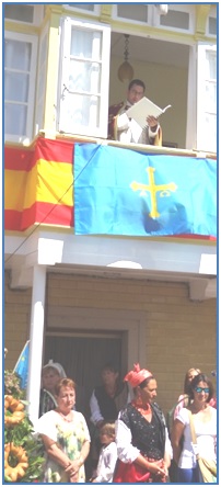 Vista del sacerdote diciendo el sermn en La Plazuela