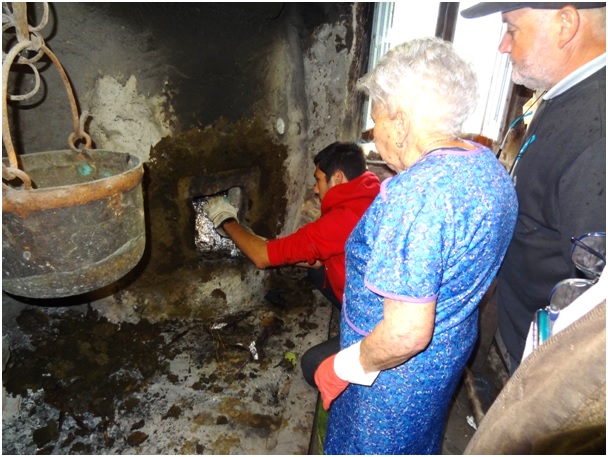 Mariano Alonso, a la derecha, observa, con Amparito, cmo Hugo Costales extrae una boroa de la forna de Juanjo. En la imagen de la pgina siguiente, colaborando con las mujeres / Fotos: EL ECO