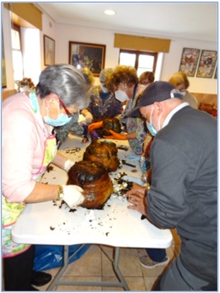 Marino Alonso colaborando con las mujeres