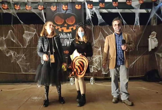 Un diploma, golosinas y este gorro de bruja fue el premio. A la izquierda, Eva Baranda (de la organizacin) y a la derecha, el alcalde.