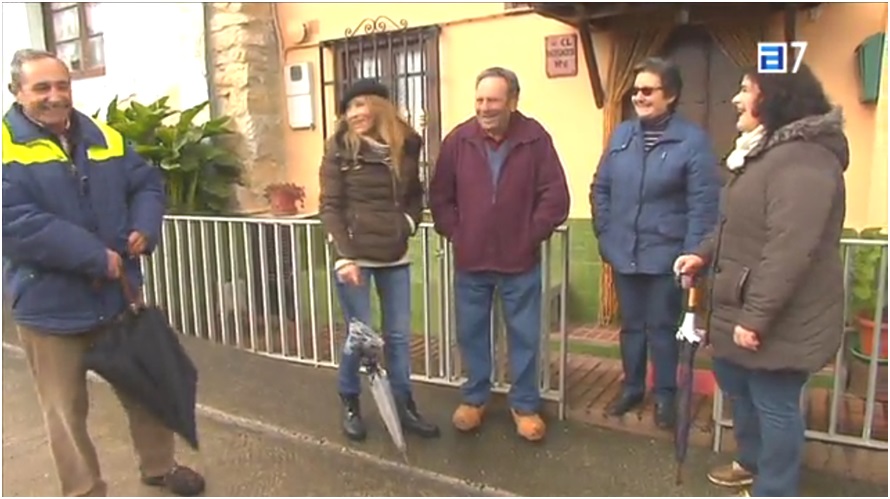 Anita (con gafas) junto a su marido, Marino Iglesias, cuando les visit Sonia Fidalgo para su programa Pueblos (de TPA) en marzo de 2016. A la izquierda, Tino Costales, y a la derecha, Natalia Lpez. / Foto de TPA. Archivo ECO