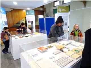 Pablo con algunos escolares, en la exposicin./ EL ECO