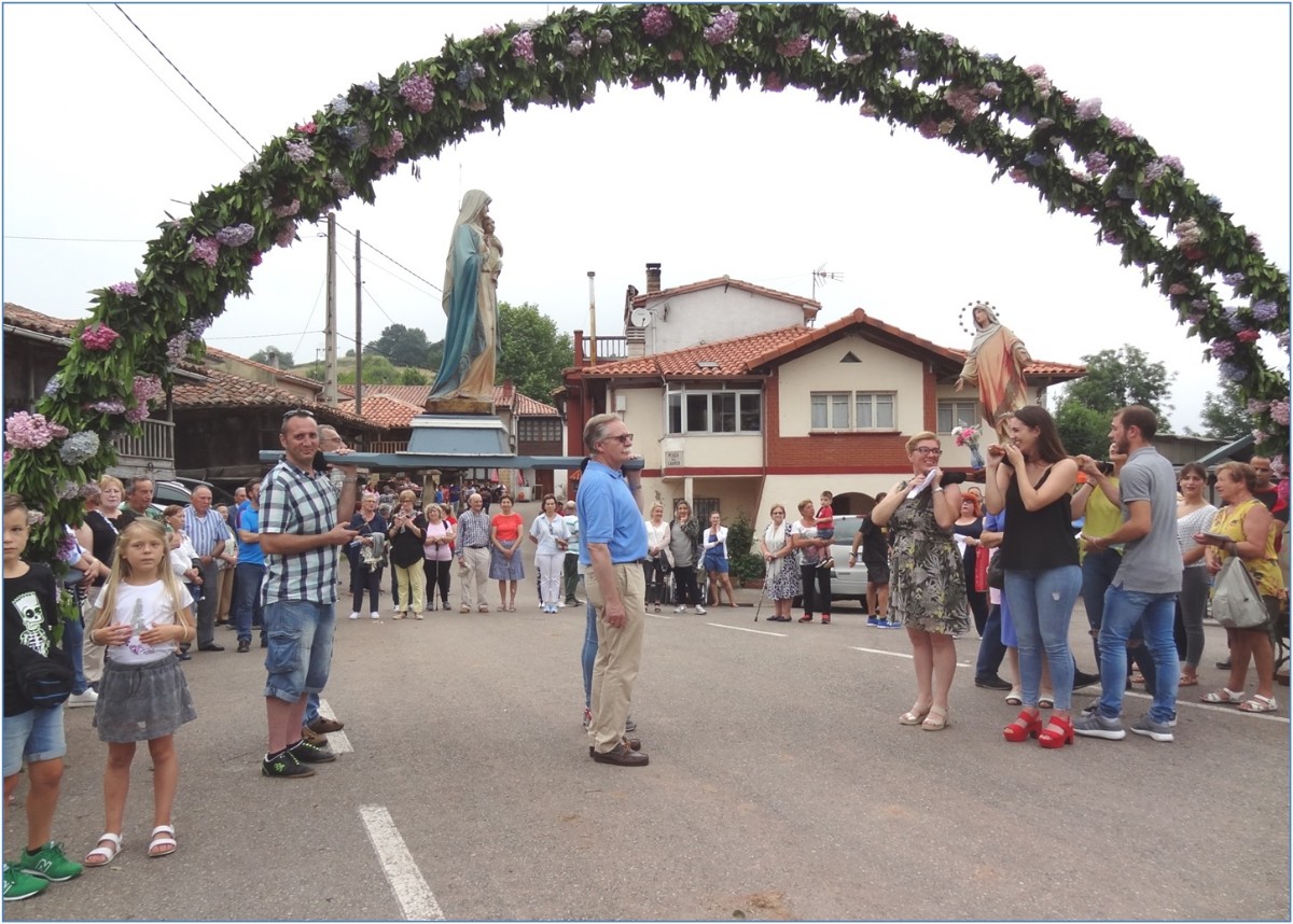 Encuentro de las Vrgenes bajo del arco de ortensias