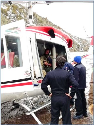 Fotos: En la pgina anterior, Yoni con los fardos, recibiendo indicaciones