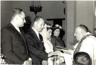 En otra boda, con un jovencsimo Hiplito lvarez-Nava a la izquierda. Y en portada, retrato hecho por el artista de Arriondo, Jos Cuadra Snchez / Archivo EL ECO