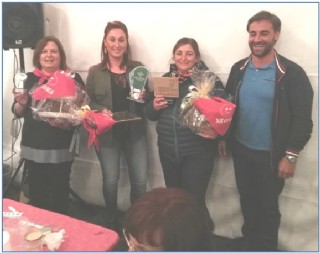 Eugenia Iglesias, Conchi Prez y Yolanda Pidal, las tres ganadoras del concurso de repostera casera, con el Alcalde.