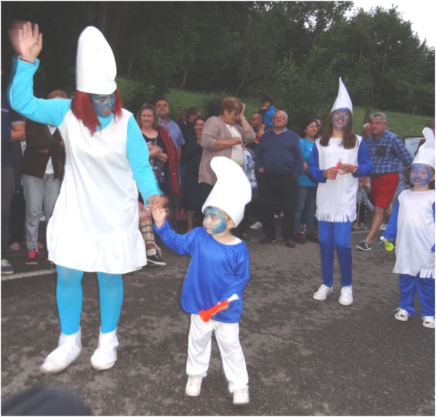 Imagen de los participantes en la carroza