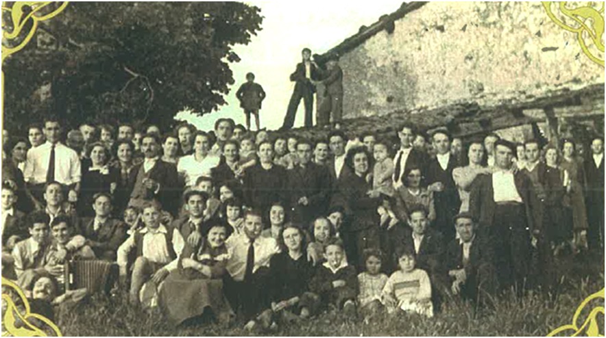 Cabranes alcanz su ms alta poblacin en 1900, con 4.088 habitantes. Slo en Los Villares haba este grupo de gente.  (Imagen de la exposicin que se ofrece estos das en el Ayuntamiento)