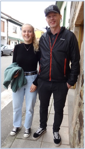 Con su padre, Tom Coleman, en la acera del Ayuntamiento, en Santa Eulalia, el pasado 23 de diciembre.