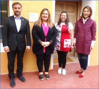 El Alcalde, la Consejera, la directora del nuevo centro y la directora general de Planificacin e Infraestructuras Educativas, Mara Elena Arango, ante la placa que identifica el mismo. | EL ECO