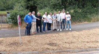 Humberto Vigil (segundo por la izquierda), Luis Rivaya (quinto),  Climent y Gacel (a continuaci�n), con otros participantes en el Homenaje, se�alan por d�nde salt� el piloto en aquel Rally de 1990.