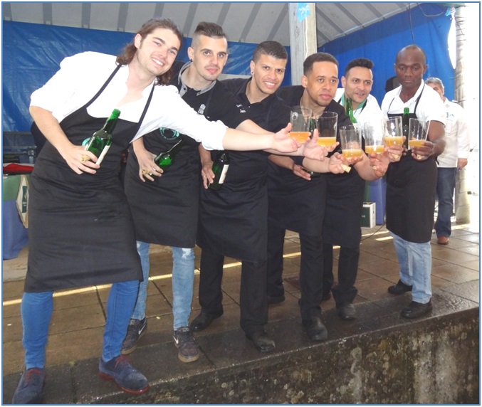 Con los grandes, en la exhibicin final (entre ellos, a la derecha, el guineano Salvador Ond, ganador el pasado fin de semana en el Festival de Nava y actual lder del Campeonato).