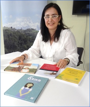 La autora, en la Casa cabranesa de Cultura el 6 de junio pasado, con sus cuatro libros