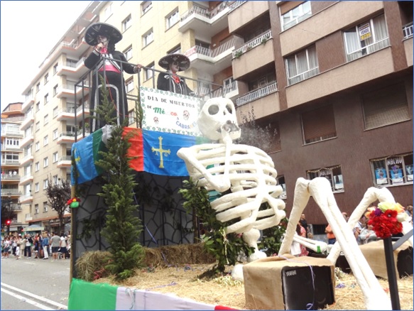 La carroza construida por Amigos de Cabranes, con los mariachis actuando y el esqueleto fumndose un puro.
