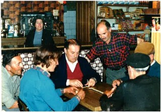 Adolfo Surez, Jess Snchez Tuero (Susi, de Arriondo), Enrique Monestina Monestina (de `Autocares Cabranes` y alcalde del Concejo entre 1966 y 1976), Jos Antonio Corripio, Laureano Palacio Corripio (de La Llana, alcalde entre 1954 y 1966) y Julin Corti