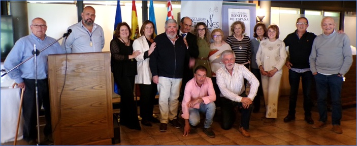 Con las Asociaciones. Por la izquierda, Jos� Antonio Mart�nez (Cultural Inc�s), Iv�n Riego (Festejos de Fresnedo), Mercedes Oro (La Corbatera), Olga Arboleya (Amigos de Pandenes), Rafael Alonso (Mayordomo de Torazo), Jos� Andr�s, Cristina Torre (La Corbat