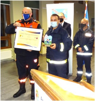 Rubn Barrera mostrando el diploma y Fernando Martnez el distintivo.
