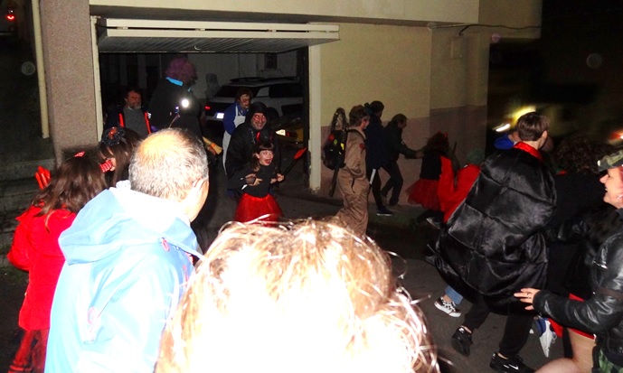 Momentos de tensin y miedo cuando se abri la puerta metlica del garaje, en el edificio Navarro. Ocurri el sbado 30, a las 20:13.