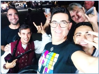 Con gente para la que acta en bares y fiestas