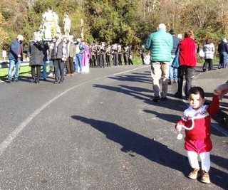 La procesin, con gente de todas las edades, gir, para retornar al templo, donde el entronque con la carretera.