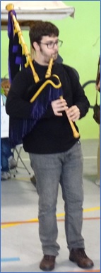 Imagen de Rodrigo Joglar tocando la gaita