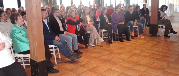 Autoridades, galardonada y parte del pblico, siguiendo las intervenciones