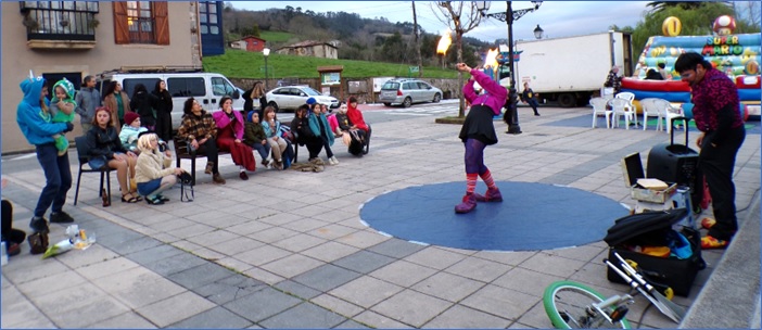 Tambi�n, malabarismo con fuego. A la derecha -al fondo-, el hinchable.